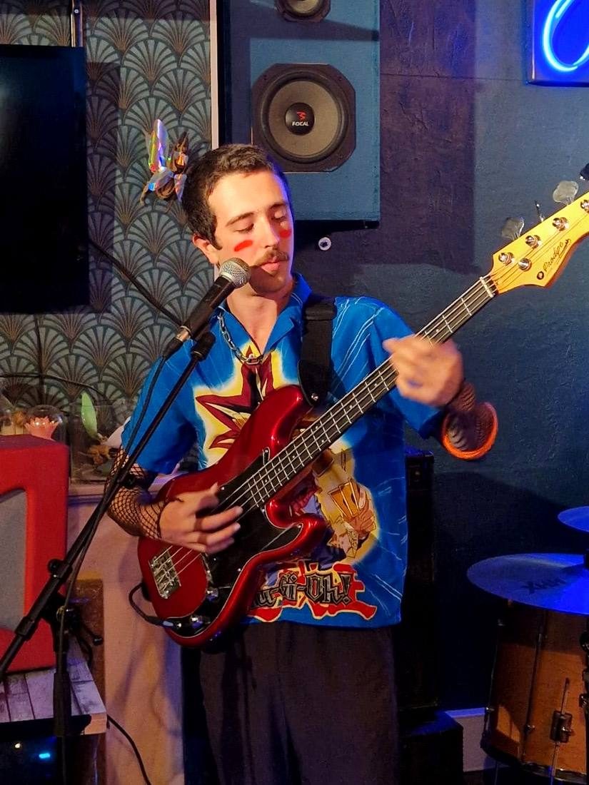 Un musicien sur la scène du Oaï Café