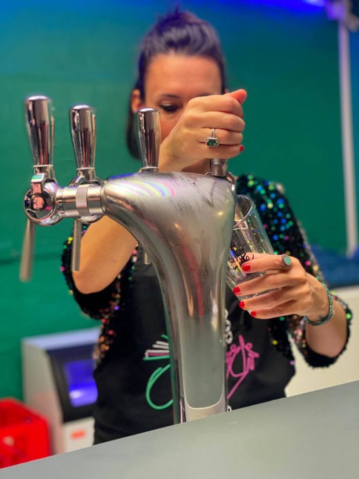 Au service, derrière la tireuse