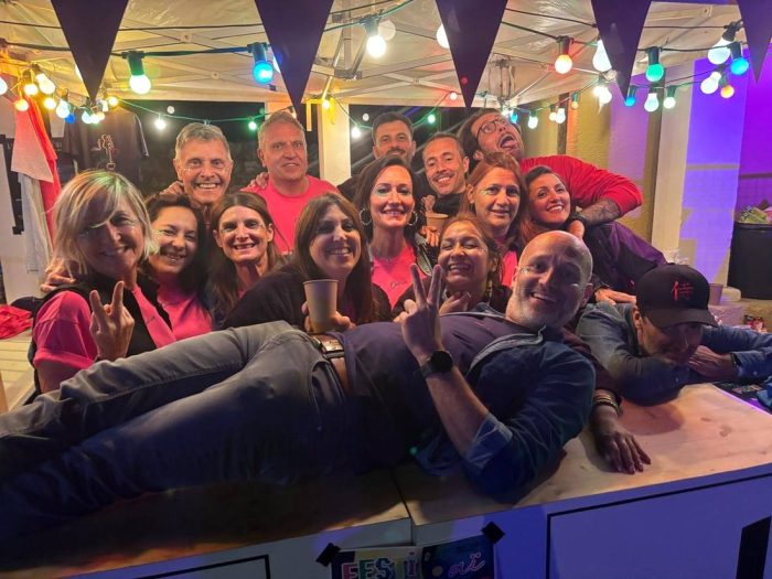 Les bénévoles derrière le bar du festival