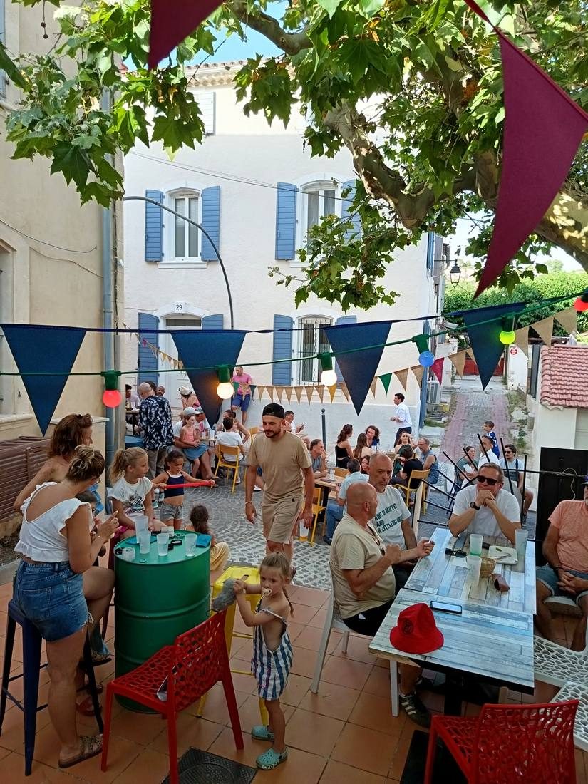 La terrasse du Oaï Café, un soir d'été